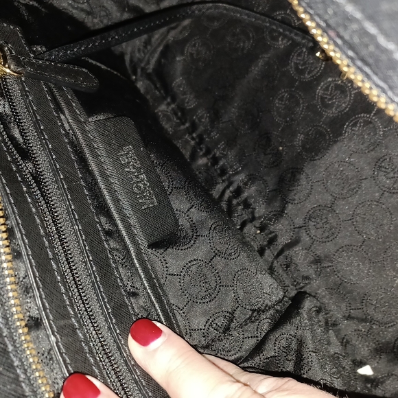 Michael Kors Grommet Selma Bag - Picture 10 of 11